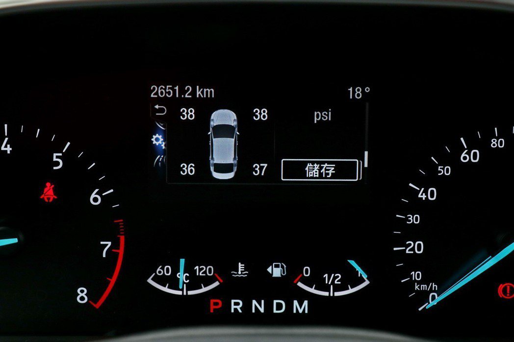 行車資訊顯示螢幕提供四輪獨立胎壓顯示。 記者陳威任／攝影