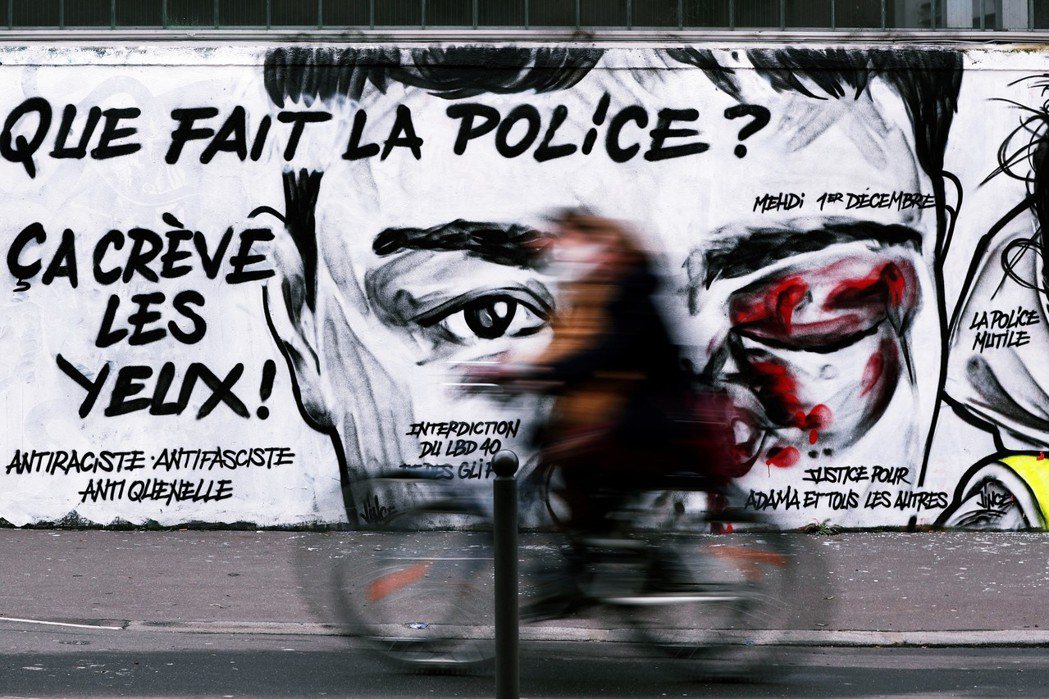 「法國警察的專長是什麼？當然是把人打瞎啊！」法國街頭藝術家組織Black Lin...