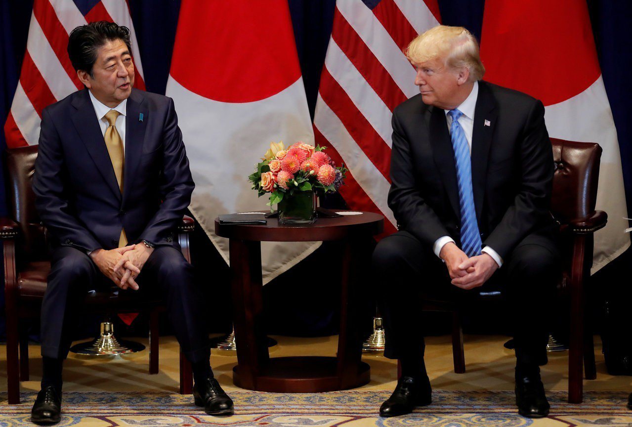 日媒報導，美日兩國正針對美國總統川普（右）5月26至28日訪問日本進行磋商。路透