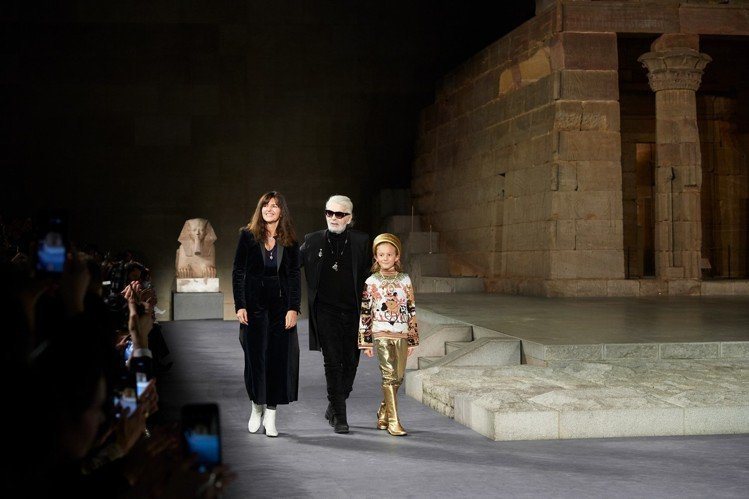 2018年12月4日於紐約舉行的巴黎-紐約工坊系列時裝秀，當時老佛爺還帶著Virginie Viard和御用小男模Hudson Kroenig謝幕。圖／香奈兒提供