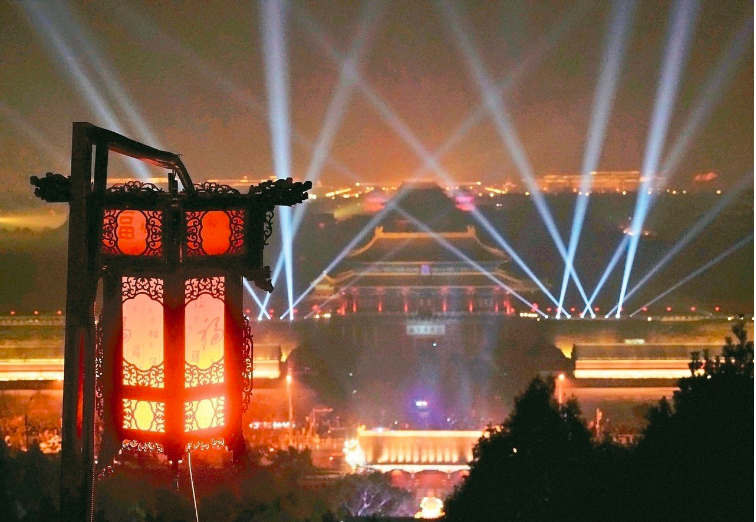 北京故宮上演「紫禁城上元之夜」元宵節文化活動，600歲的紫禁城古建築群第一次在晚...