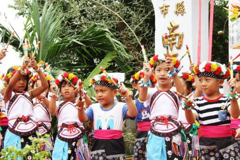 卑南族南王部落耆老以傳統儀式祈求祖靈庇祐，幼兒園學生表演竹節舞、慶賀歌的歡樂聲。...