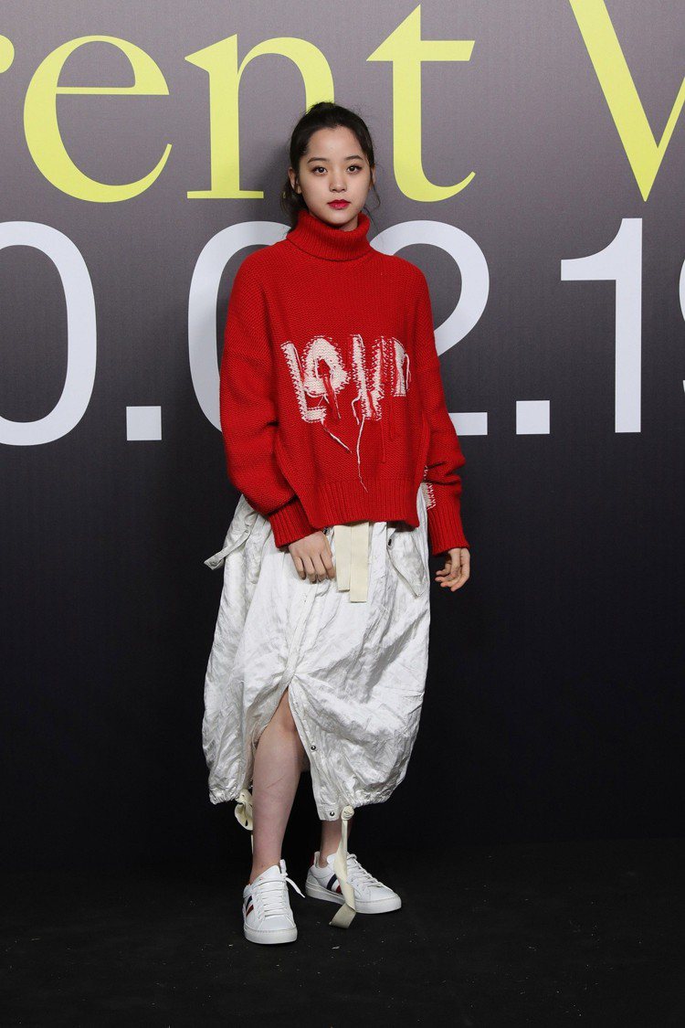 台灣女星歐陽娜娜以一身Moncler 1952系列的紅色針織衫及米色長裙造型現身。圖／Moncler提供