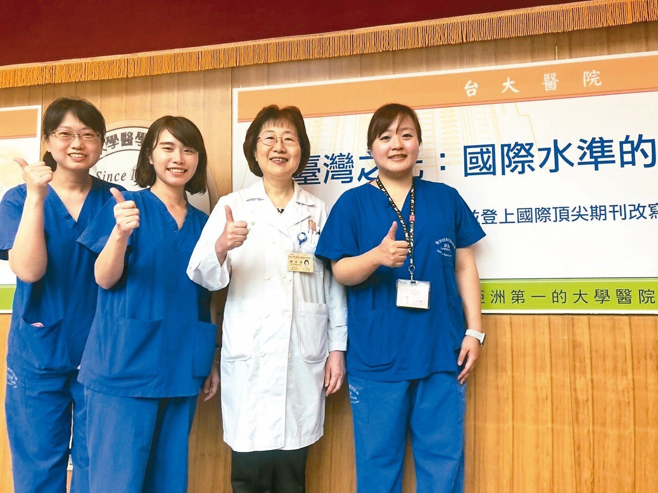 由台大教授胡芳蓉(右二)率領的國家眼庫，成功改寫菌血症角膜不能移植的傳統。