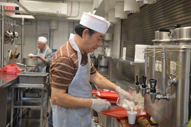 70歲的黃木元目前在紐約法拉盛王子街老人中心擔任廚師。(記者牟蘭／攝影)