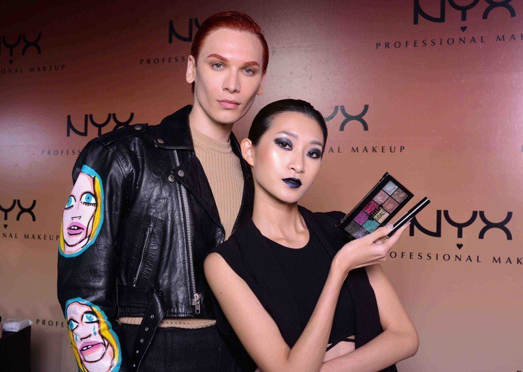 變裝皇后彩妝大師Miss Fame來台，為NYX Professional Makeup示範QUEEN級彩妝技巧。圖／NYX提供