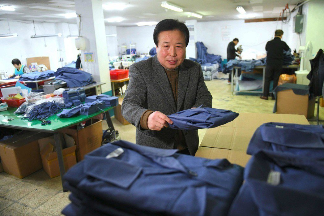 在開城工業區經營紡織工廠的朴容萬。 （法新社）