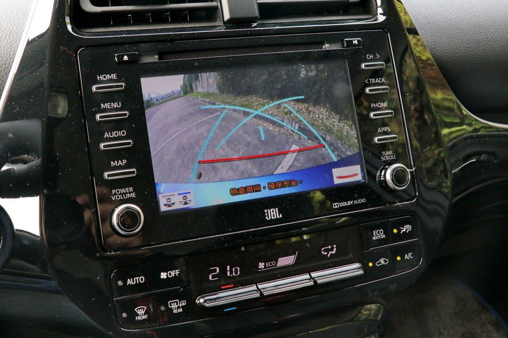 提供倒車顯影功能，螢幕按鍵實體化。 記者陳威任／攝影