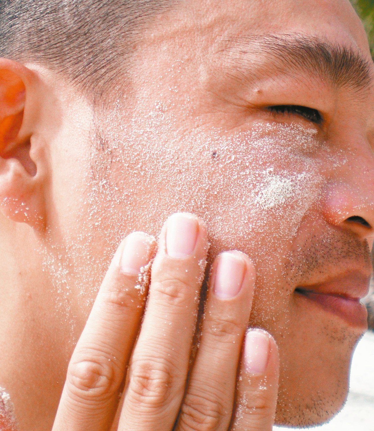 臉越洗越乾淨？醫師表示，過度洗臉、深度去角質，反而會影響肌膚的保水功能，讓缺水的肌膚漸漸暗沉。