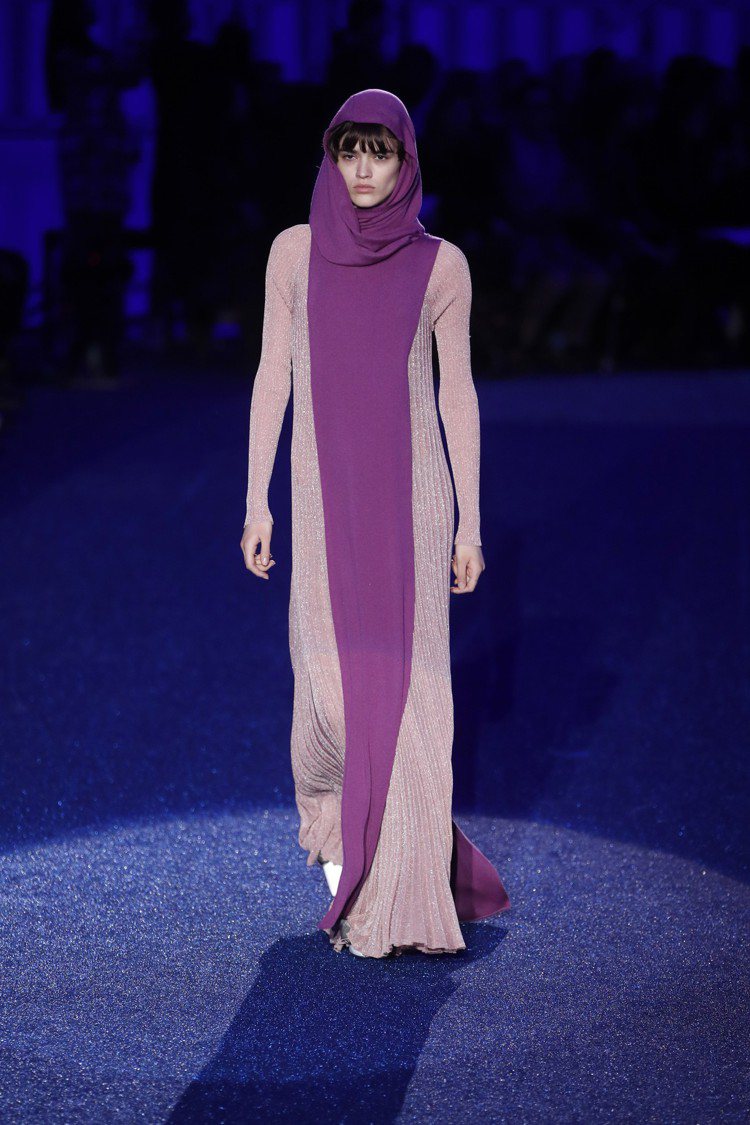 Missoni長袍式的色塊服裝，其靈感來自七〇年代的時尚，特色就是細長的剪裁。圖／美聯社
