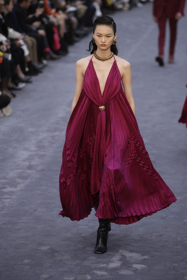 Roberto Cavalli秋冬系列純色帶有百折設計的裙裝、洋裝，既實穿又不失...