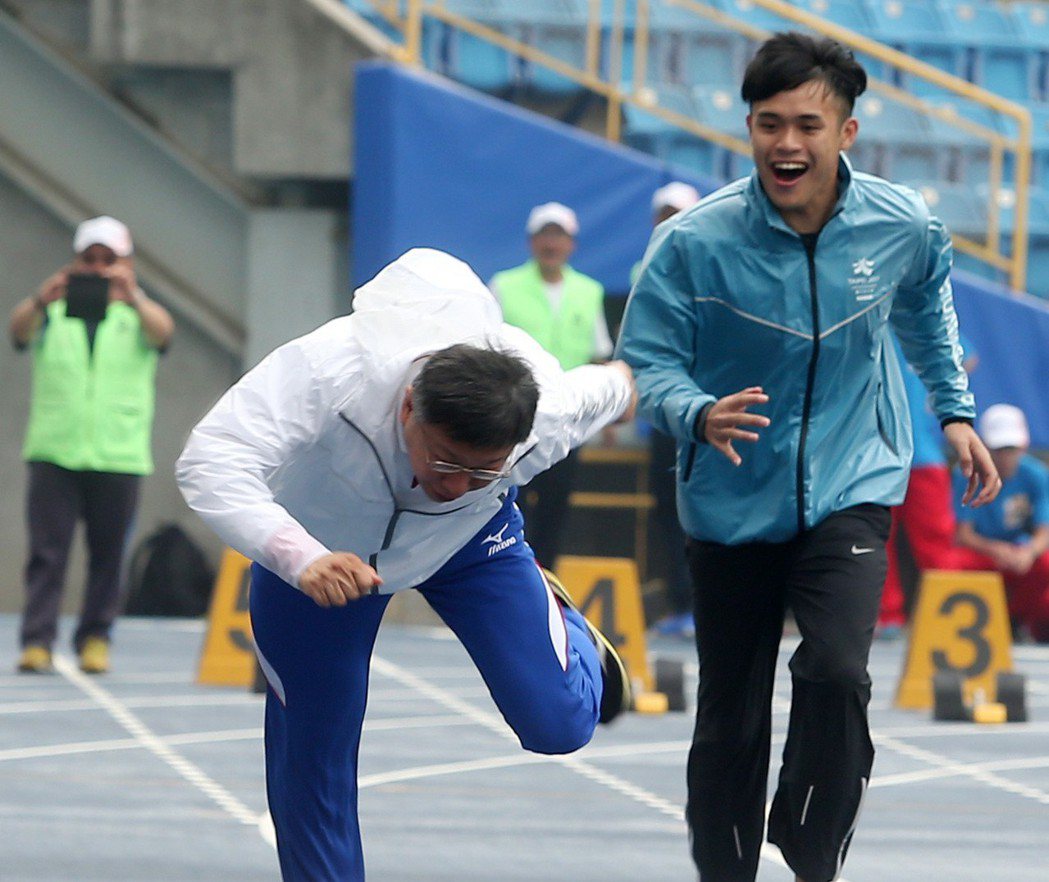 台北市長柯文哲（前左）2017年世大運舉辦前，到田徑場跑步測試跑道，不慎跌倒。 ...