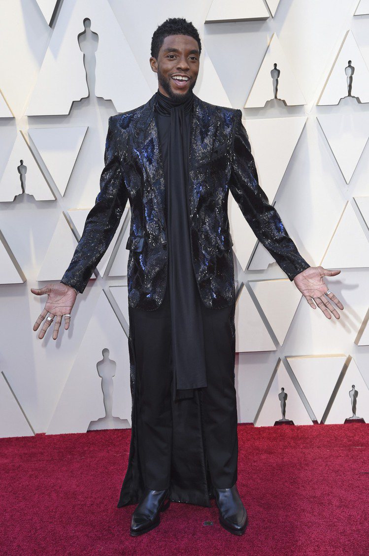 「黑豹」Chadwick Boseman的Givenchy亮面外套，可說顛覆中人對男星紅毯穿搭的想像。圖／美聯社
