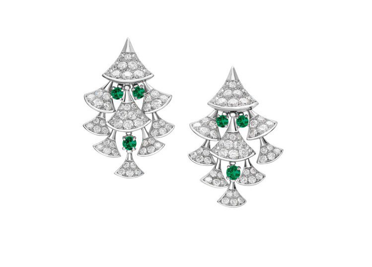陳靜配戴的寶格麗Divas Dream頂級鑽石與祖母綠垂墜耳環。圖／Bvlgari提供