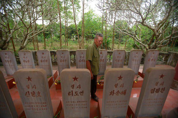 位於越南北江省的北韓飛行員墓塚。
 （美聯社）