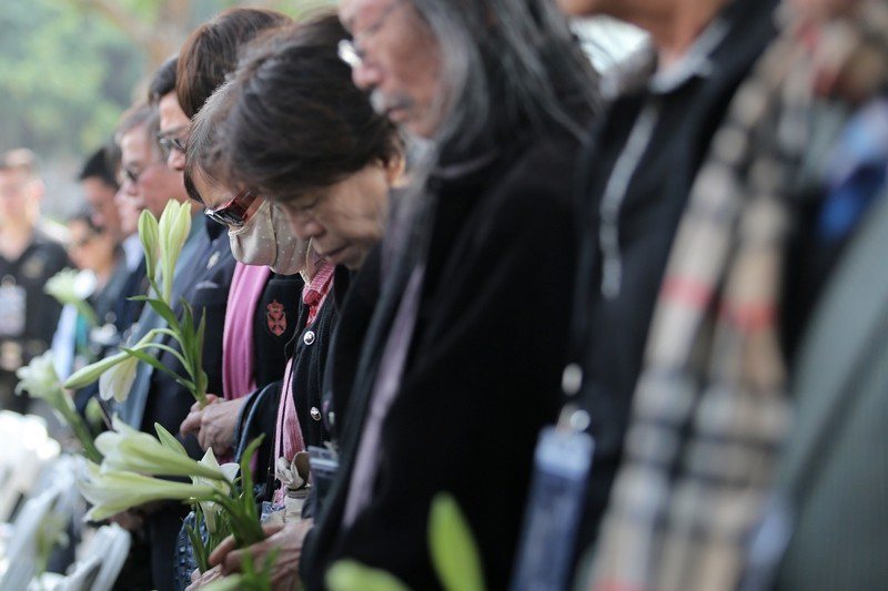 2017年2月28日，二二八事件屆滿70週年，受難者家屬重回高雄壽山營區，默哀追思犧牲受難前輩。 圖／聯合報系資料照