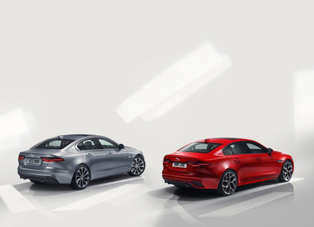 Jaguar XE 標準版本(左)、R-Dynamic版本(右)。 摘自Jagu...