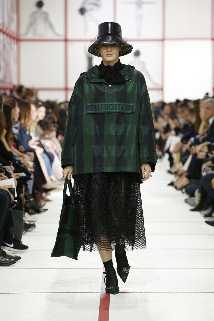 水牛格紋外套走流行的街頭運動風，搭配網眼紗裙和尖頭低跟鞋。圖／Dior提供