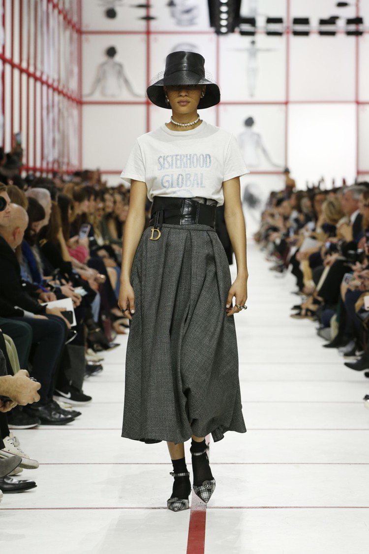 Dior照例以標語T恤開秀，搭配寬版馬甲腰帶聚焦腰線，是本季主要的輪廓。圖／Dior提供