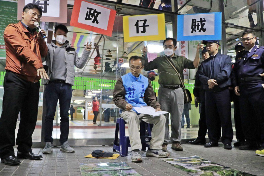 台南龍崎牛埔里長陳永和去年初前往市府前靜坐抗議絕食。 圖／聯合報系資料照片