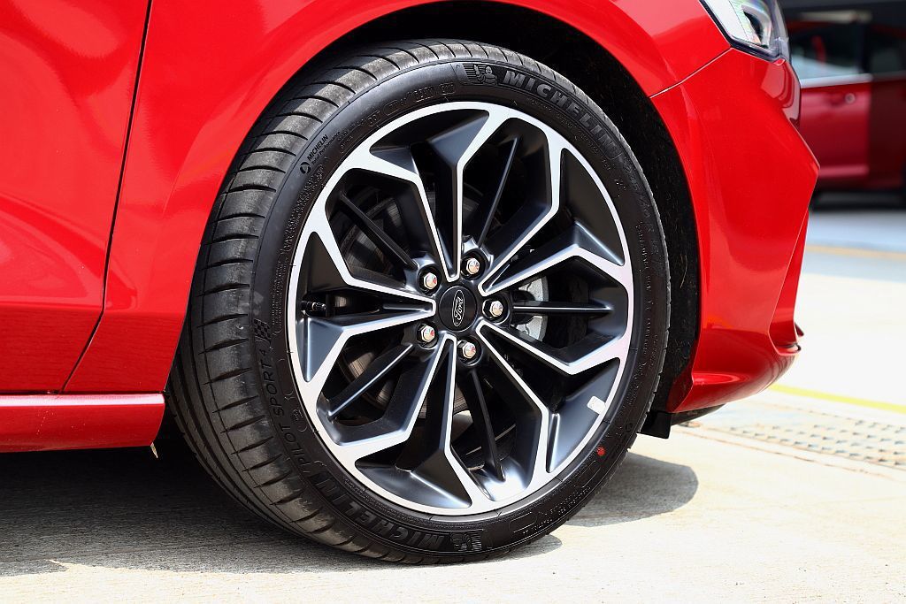 Ford Focus ST-Line車型輪框升級至18吋並搭配Michelin（...