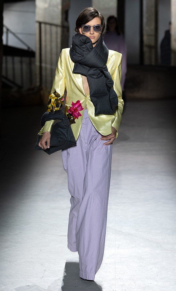 Dries Van Noten以正裝輪廓、羽絨和緞面等元素搭出幹練女性的神采。圖／取自品牌官網