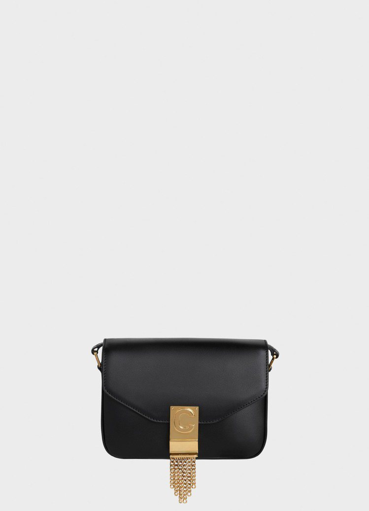 C Bag黝黑色光滑小牛皮小型流蘇鍊帶包，售價87,000元。圖／CELINE ...