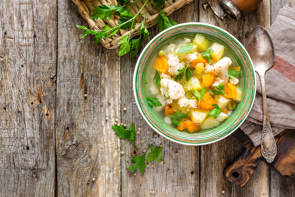 蔬菜湯除了植化素外，維生素及礦物質等蔬菜有效成分也會完整溶解於湯裡。喝蔬菜湯所獲得的強大抗氧化力是吃生菜沙拉比不上的。