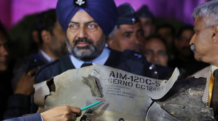 在戰機遭擊落後，印度空軍官員展示飛彈殘骸，稱巴基斯坦的F-16是唯一可發射這種飛...