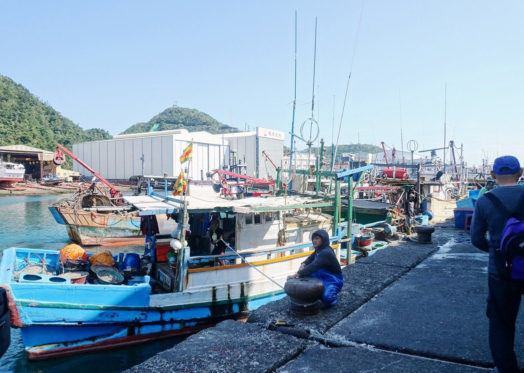 漁船停靠魚市場準備卸下一天的漁獲。圖／鄭雅嬬提供