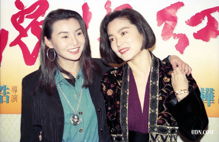 電影「滾滾紅塵」演員1990年12月5日宣傳活動，演員(左起)張曼玉、林青霞。圖...