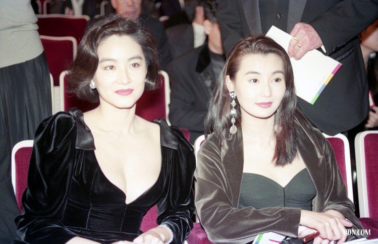 1990年12月16日，電影「滾滾紅塵」演員出席第27屆金馬頒獎典禮，圖為金馬影...