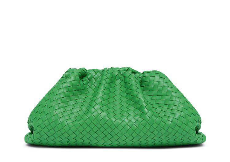 The Pouch編織小牛皮手拿包 (青草綠)91,900元。圖／Bottega Veneta提供