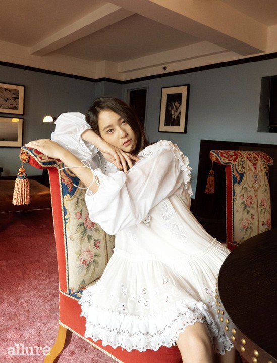 Krystal身穿COACH 1941的白色蕾絲棉質裙裝。圖／取自www.allurekorea.com