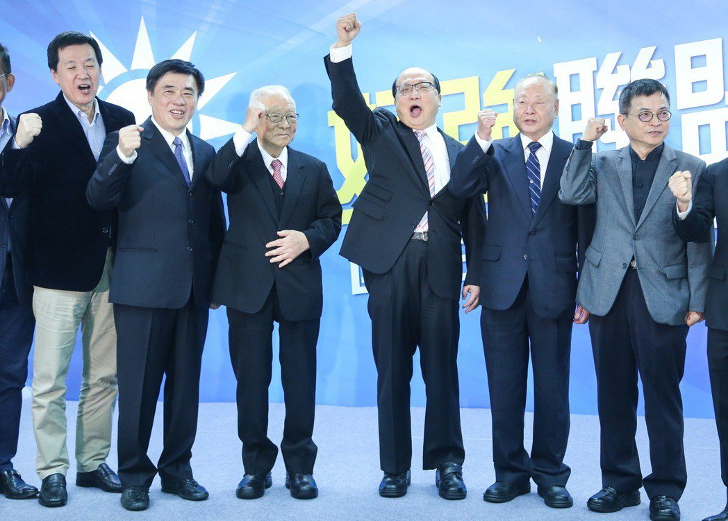 2017年2月20日郝龍斌（左二）舉行競選黨主席辦公室成立茶會，會後與競選團隊合...