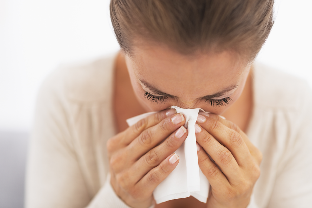 鼻咽癌一些症狀如鼻塞、頭痛、耳鳴等，與一般耳鼻喉科疾病相似，因此常被誤為是感冒、鼻炎。<br />圖／ingimage