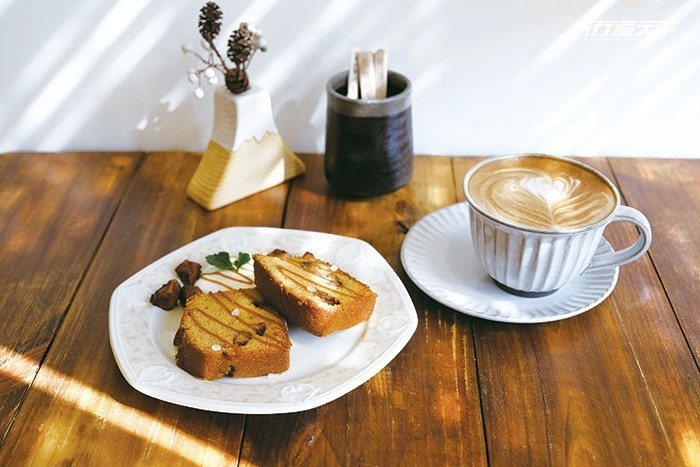 焦糖蘋果磅蛋糕佐香醇拿鐵就是最有滋味的下午茶。