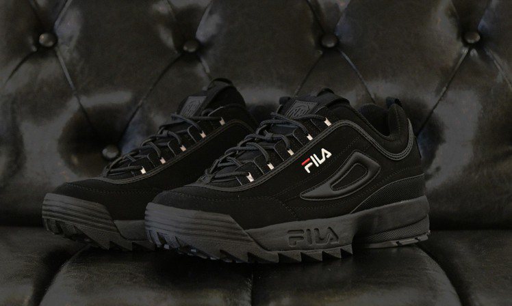 MJFRESH X FILA聯名『The Big Dark』DISRUPTOR 2闇黑版鋸齒鞋，售價2,980元。圖／FILA提供