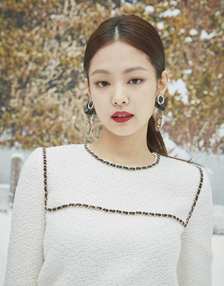 素有「人間香奈兒」美名的韓國女星Jennie Kim，則是穿著白色斜紋軟呢皮穿鍊...
