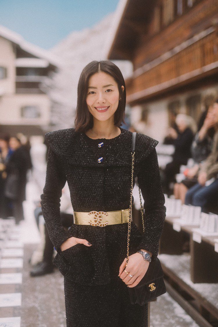 大陸超模劉雯則以黑色銀絲混織斜紋軟呢外套與同款裙子大秀優雅。圖／香奈兒提供