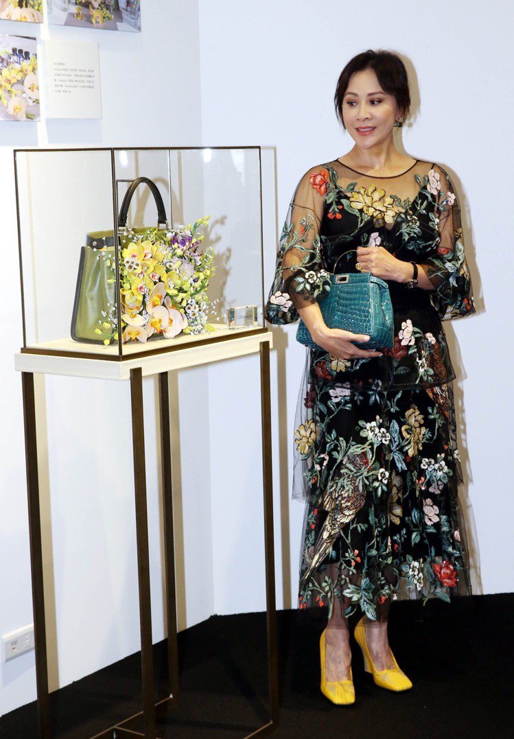 劉嘉玲和她設計以花卉為主題的Fendi Peekaboo手袋。圖／FENDI提供