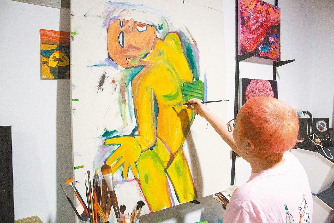 陳筠芝創作「生命系列」油畫，創作中表達腹部空洞、正在痛苦吶喊的主人翁，正是接受化療後不完整的自己。