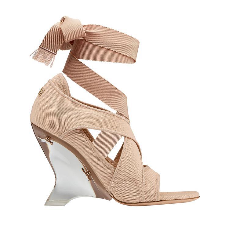 Dior Étoile裸色繫帶透明鞋跟高跟鞋、47,000元。圖／Dior提供