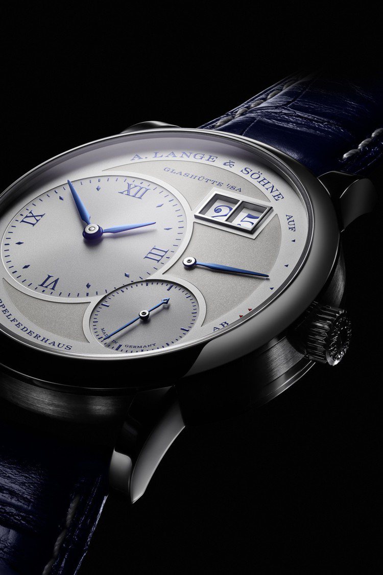 全新的Lange 1腕表，表盤上的數字、指針和時刻都換成藍色。圖／A.Lange & Söhne提供
