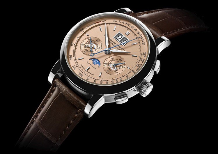 Datograph腕表，具有品牌的大日期窗、萬年曆、陀飛輪和飛返計時等經典功能的特色。圖／A.Lange & Söhne提供