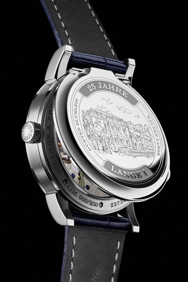 Lange 1系列25周年紀念腕表，最特別的就是底蓋可後掀的配置，十分罕見。圖／A.Lange & Söhne提供