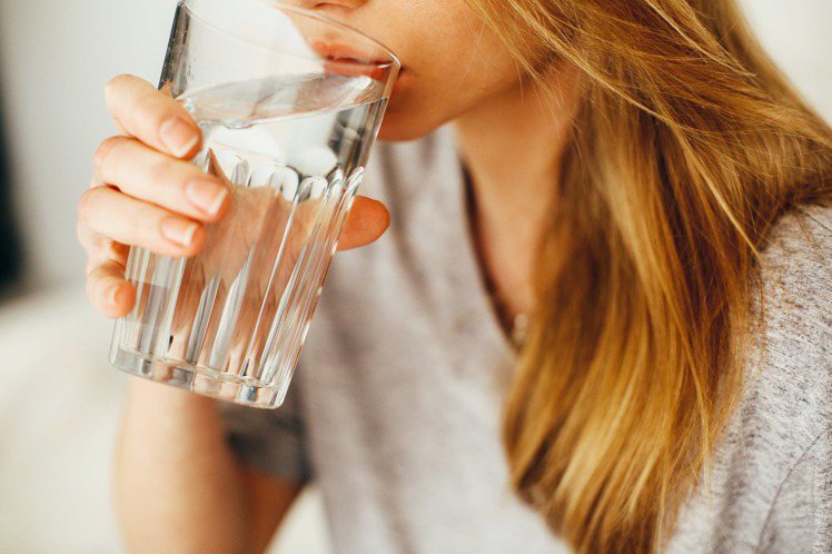 每天喝8杯水，有益健康，但也別喝太多。圖／摘自 pexels