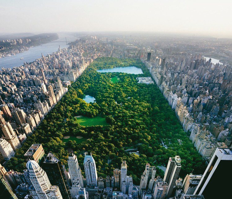 紐約標誌性的Central Park中央公園，有機的翠綠和幾何造型本身就像一顆寶石。圖／海瑞溫斯頓提供