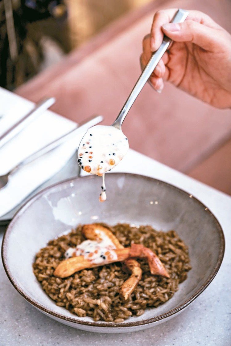 P&T柏林茶館，獲得一致好評的魚卵松葉蟹燉飯。 攝影／美味拍手夫妻