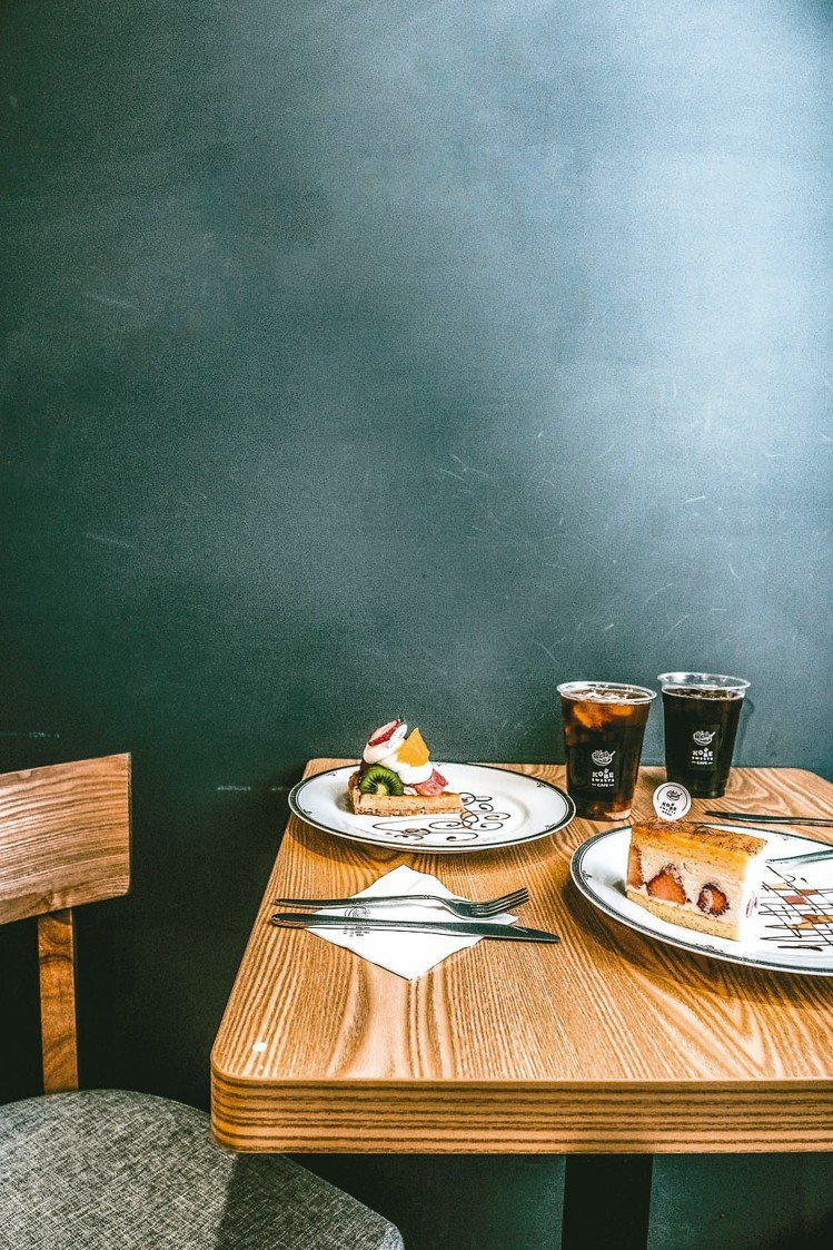 KOBE SWEETS CAFE的綜合水果塔與神戶卡士達奶油蛋糕，灰牆更可凸顯水果的色澤。 攝影／美味拍手夫妻
